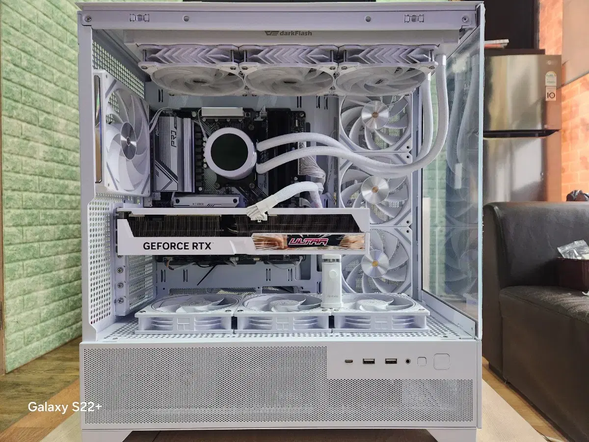 화이트 게이밍 컴퓨터 (7800X3D RTX4070TI SUPER)